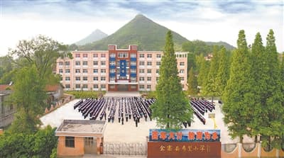 全国第一所希望小学诞生记