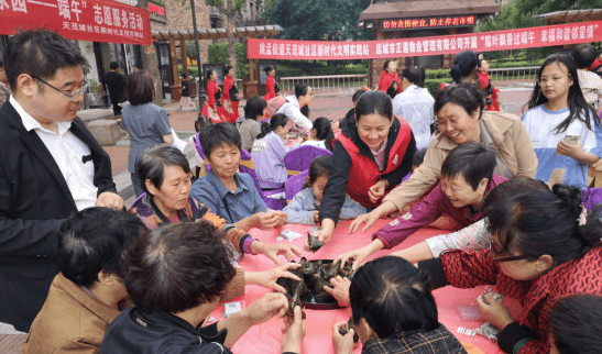 粽叶飘香过端午 幸福和谐邻里情