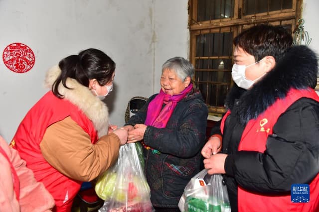 南昌：雨雪天“暖心服务队”在行动