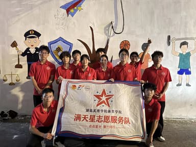 学子执笔绘文明墙 暑期彩绘扮靓社区街巷