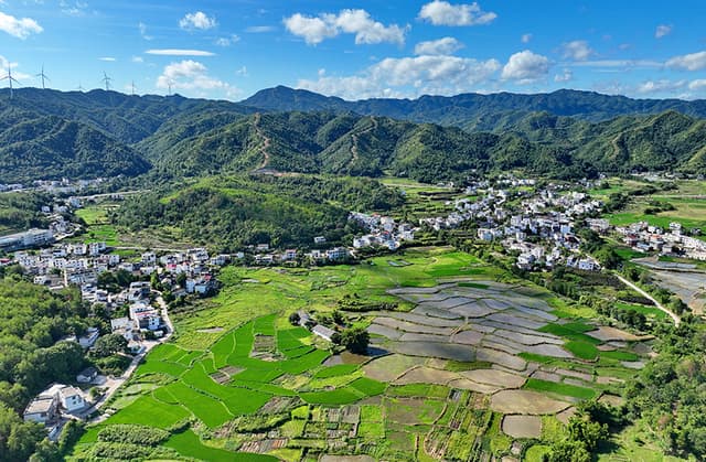 江西赣州：天蓝地绿乡村美