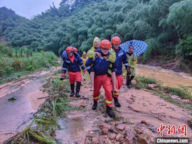 40名“火焰蓝”冒雨挺进闽西失联山村 疏散转移300余人