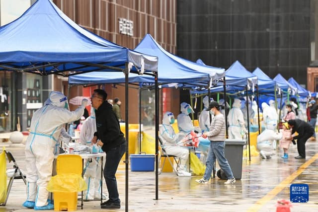 广西西宁：雨中核酸检测秩序井然