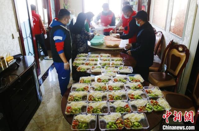 青海平安街头的“家庭志愿队”：一周送出上千份餐