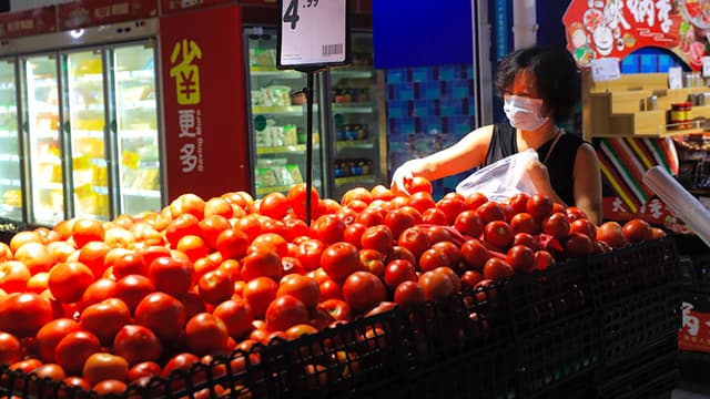 成都：商超货物充足 市民“菜篮子”有保障