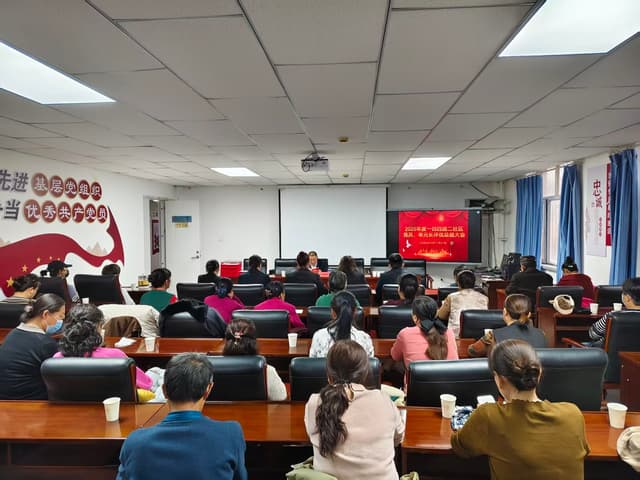 兵团第八师一四四团二社区：表扬总结鼓干劲 培训赋能促治理