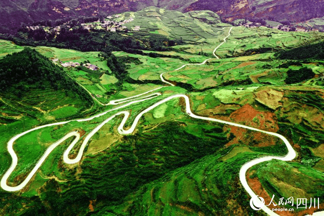 四川大凉山：翻天覆地的乡村路美如画