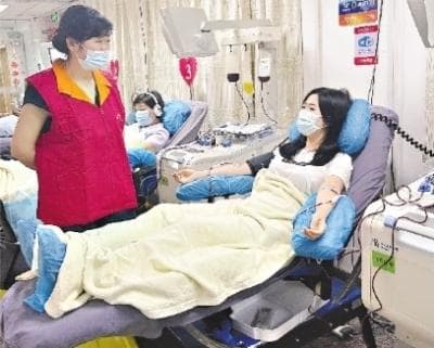 母亲献血200多次 女儿受感召“接力”献血