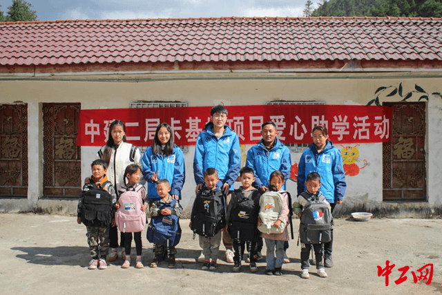 爱心助学，青年志愿者走进凉山幼教点