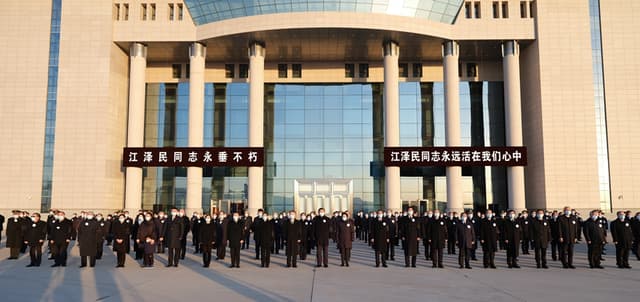 江泽民同志遗体由专机敬移北京 习近平等党和国家领导同志到机场迎灵