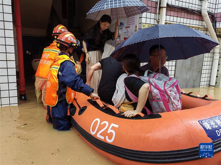 南方强降雨致超警洪水 多地提升应急响应