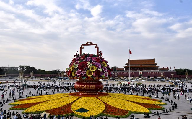 天安门广场“祝福祖国”主题花坛成热门打卡地