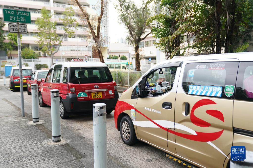 香港抗疫车队：疫情下逆行的“红飘带”