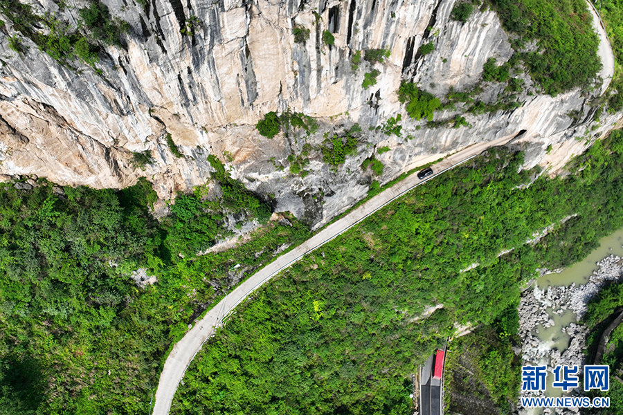 重庆：挂壁公路助力乡村振兴