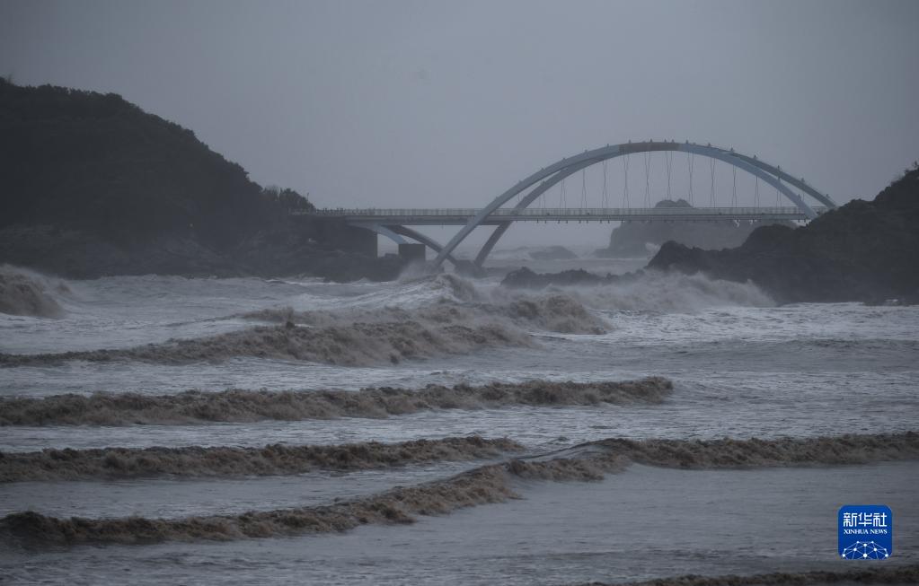 台风“灿都”强势来袭 华东沿海狂风巨浪