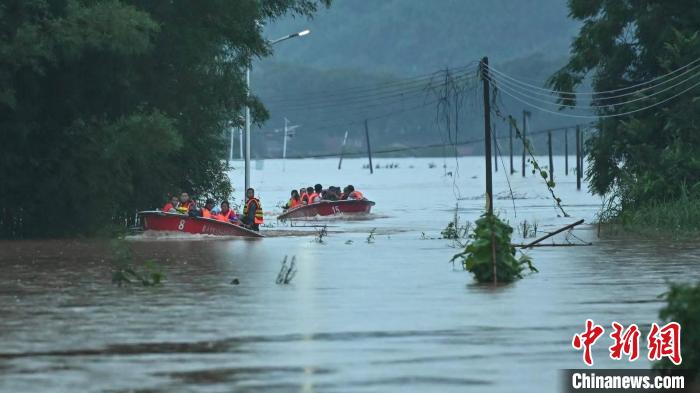 粤北韶关多地暴雨红色预警生效 相关地区停课