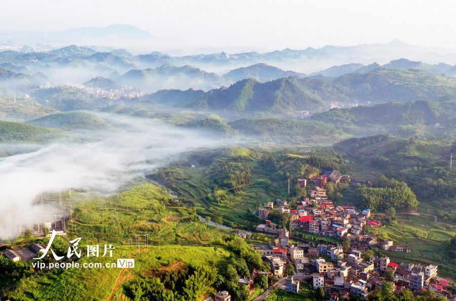 湖南嘉禾：云雾绕山乡