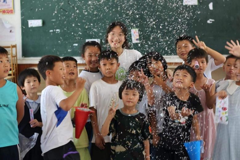 南师学子三下乡：活泼泼在乡土 亮闪闪照童心