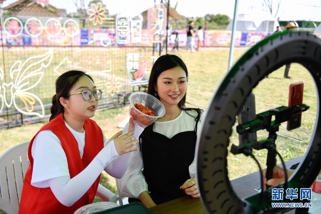 浙江湖州：美丽乡村开启“花海龙虾节”