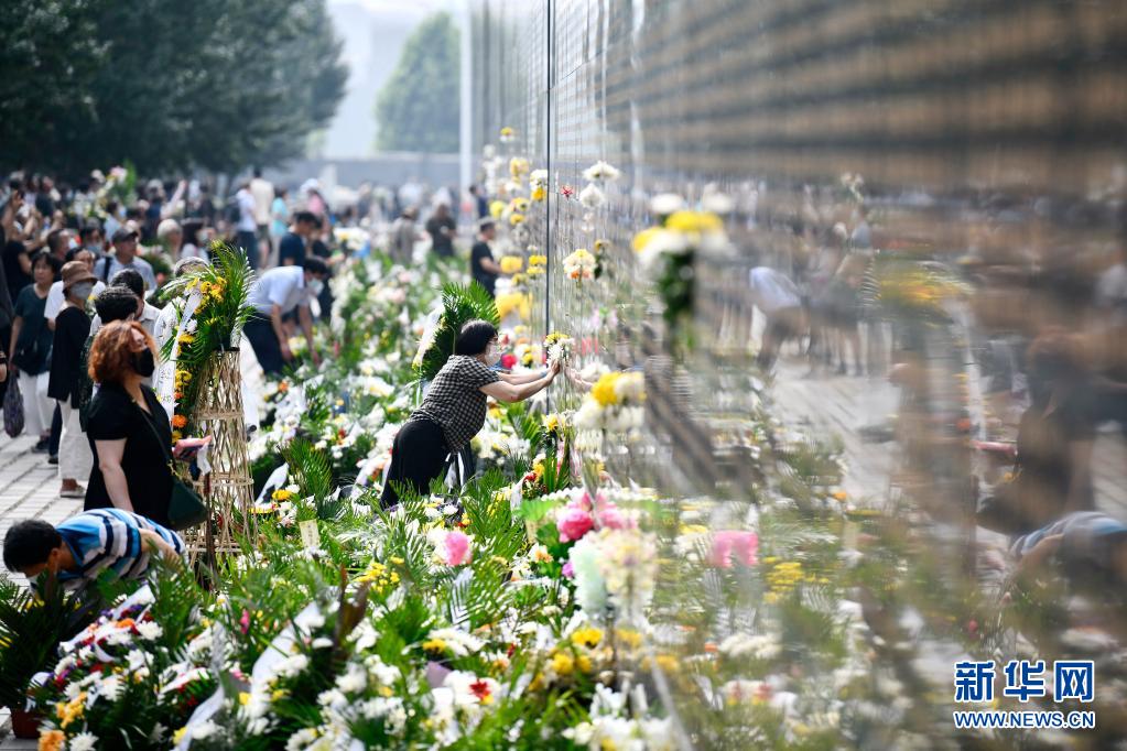 唐山大地震45周年：纪念墙前寄哀思