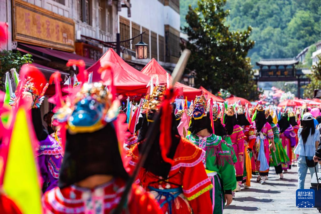 贵州安顺·非遗地戏千人巡游