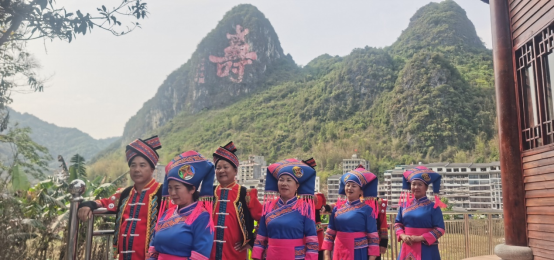 我 在 巴 马 唱 山 歌