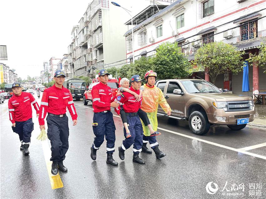 现场直击震后的四川泸县福集镇 救援工作有序进行中