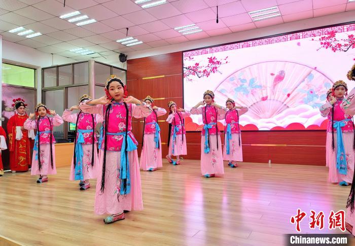 海南琼海：琼剧演员“胚子”在乡镇小学孵化