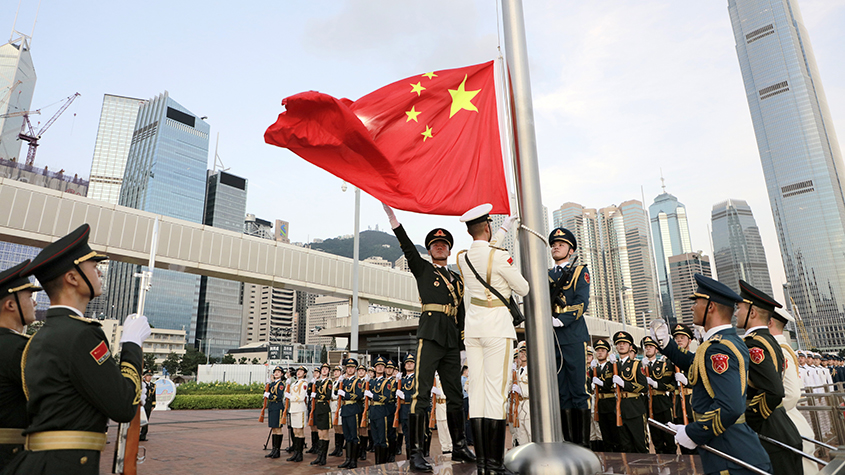 解放军驻港部队举行“八一”升国旗仪式