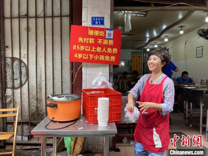 成都“低价自助餐厅”的人情与善意 老人小孩免费