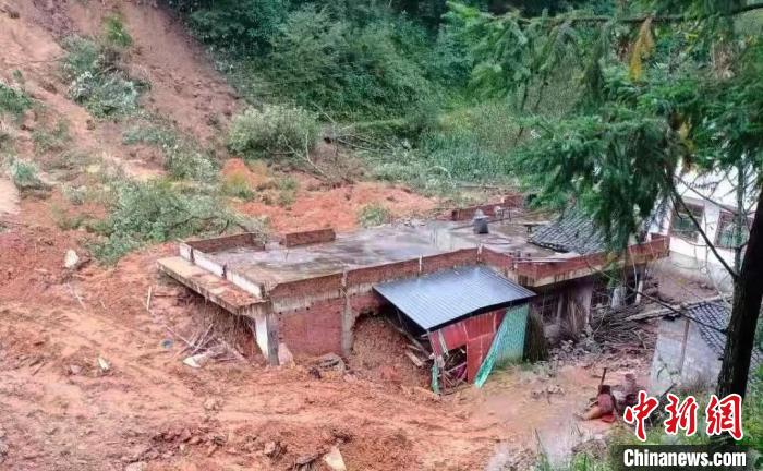 四川持续强降雨多地受灾 3人因突发山体滑坡遇难