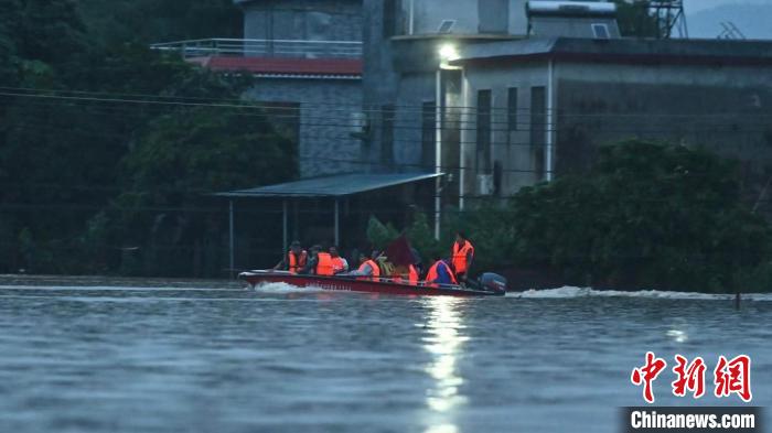 广东韶关灾区：洪水淹到一层楼高 屋外像汪洋大海