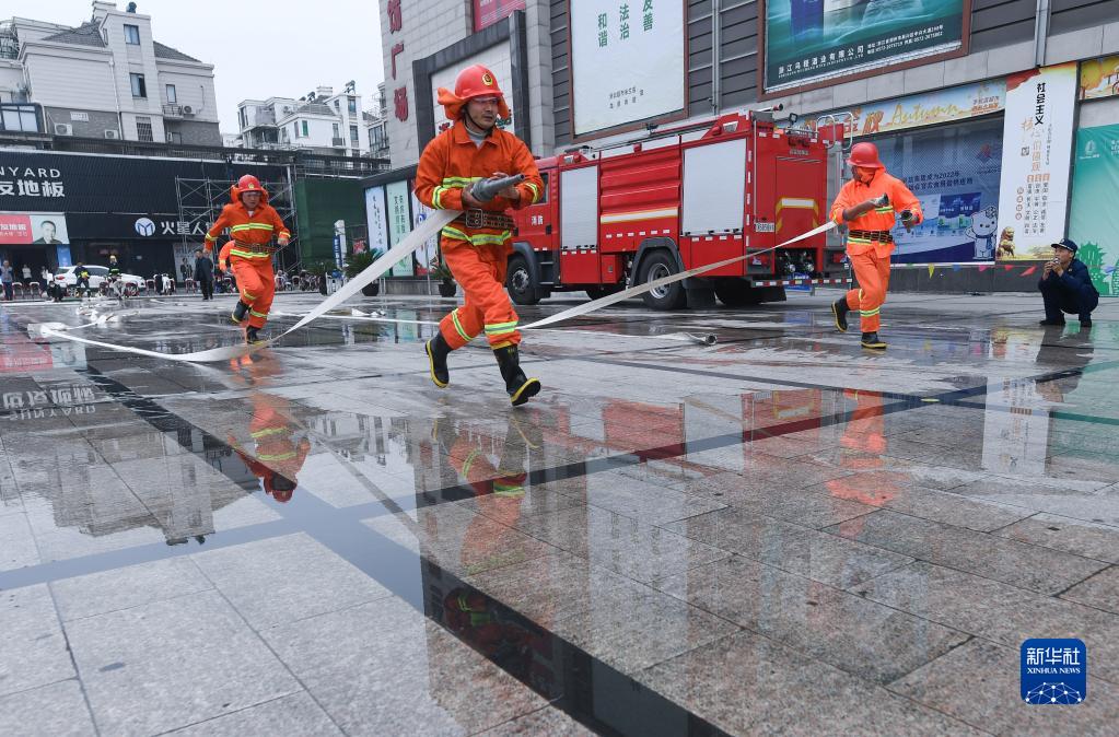 浙江湖州：街道社区开展“防灾减灾微型消防站技能比赛”