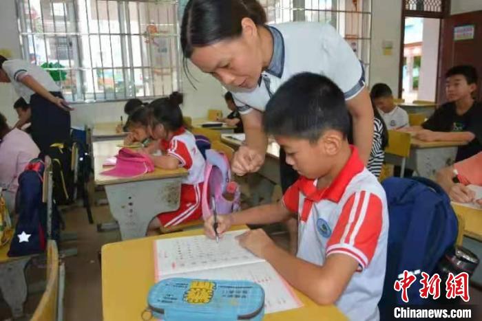 广西钦州：试水教育服务 纾解家长“老三难”问题