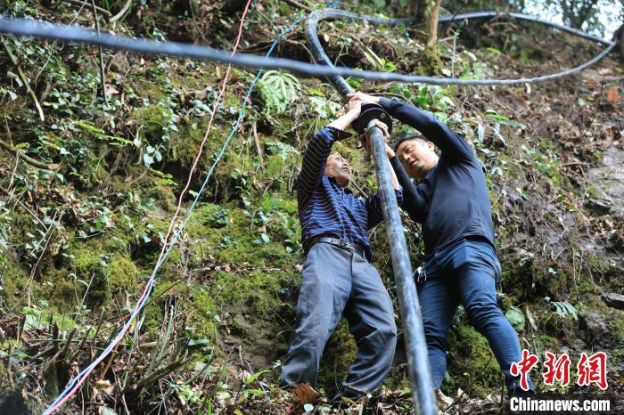 从300米天坑引来山泉水 张家界武陵源干群合力抗旱惠民