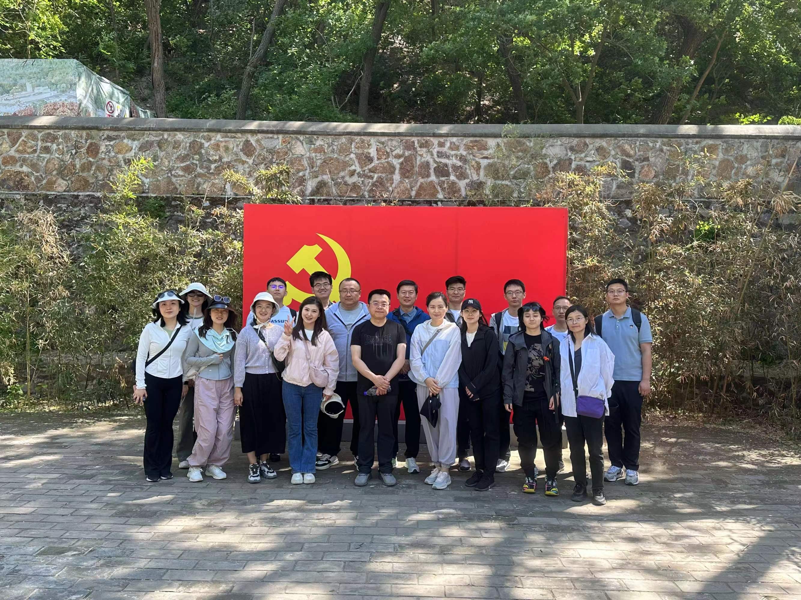 追寻红色记忆，赓续革命精神——甘家口街道国铁建信党支部党日活动